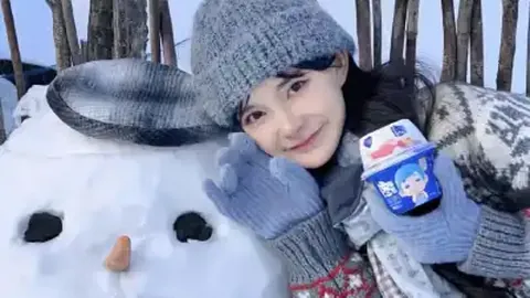 王楚钦巧计逗笑两位裁判，球技丝滑展童真，专注间透出纯真风采